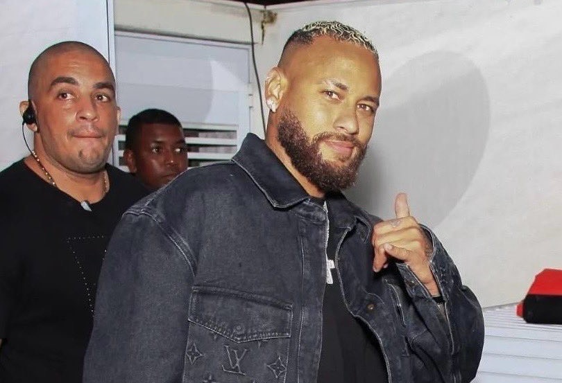 Dien mao khac la cua Neymar hinh anh