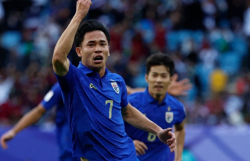 Supachok sut xa tung luoi Uzbekistan, go hoa 1-1 cho Thai Lan hinh anh