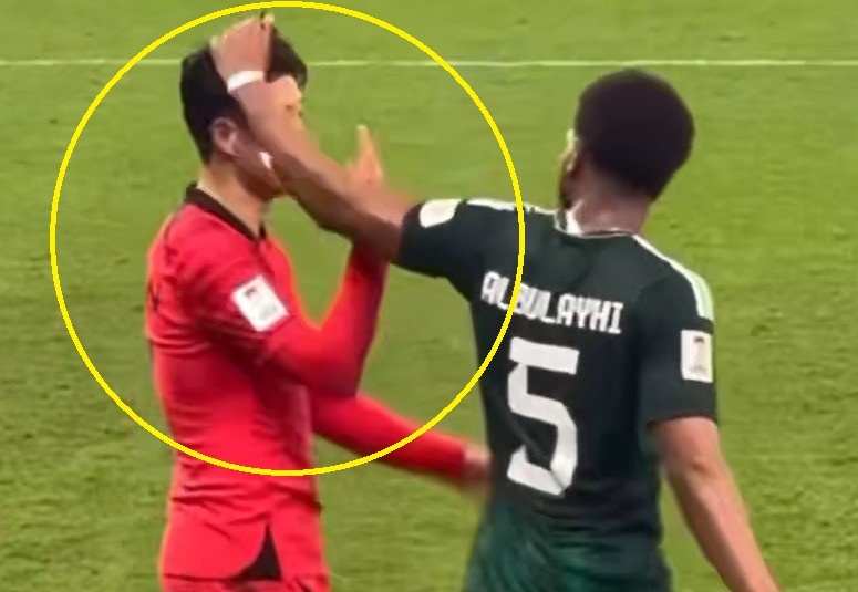 Son Heung-min cuoi khi bi cau thu Saudi Arabia giat toc hinh anh