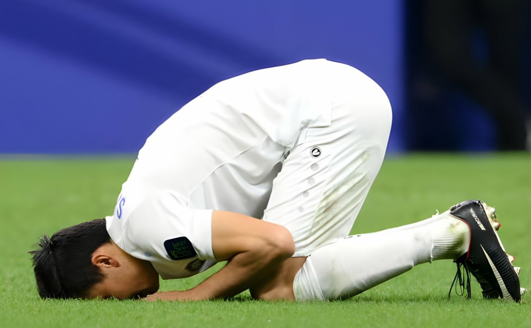 Nuoc mat trong ngay Qatar vao ban ket Asian Cup hinh anh