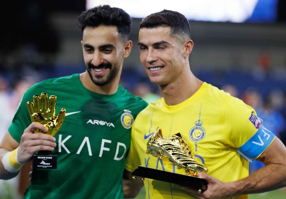 Dong doi cua Ronaldo noi loan, bi cam thi dau 5 thang hinh anh