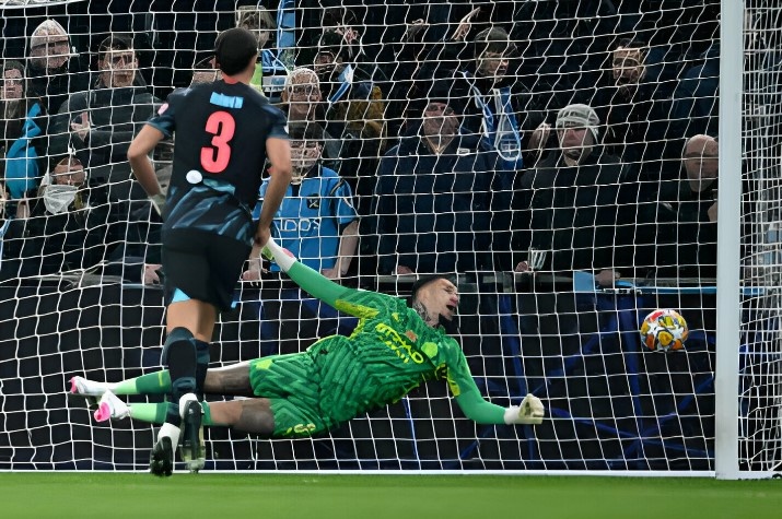 Ederson mac sai lam tai Champions League hinh anh