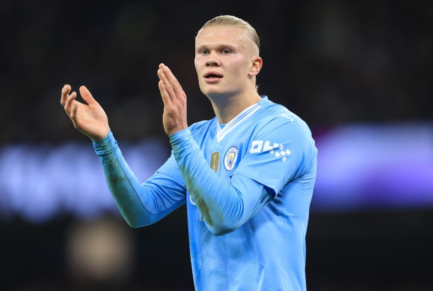 Haaland pha dop truoc Brentford, Man City ap sat ngoi dau hinh anh