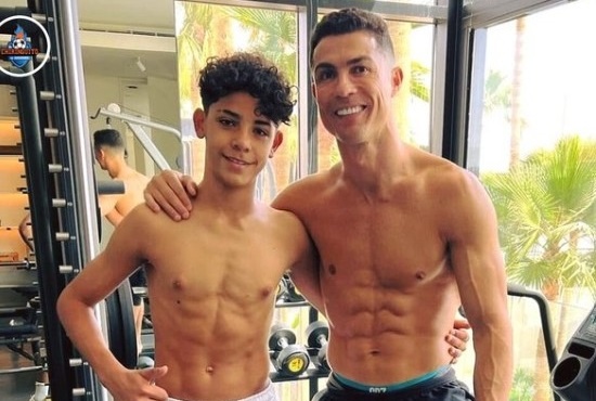 Mui bung cua con trai Ronaldo hinh anh