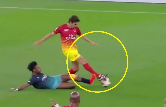 Kaka bi pham loi nguy hiem trong ngay tro lai san co hinh anh