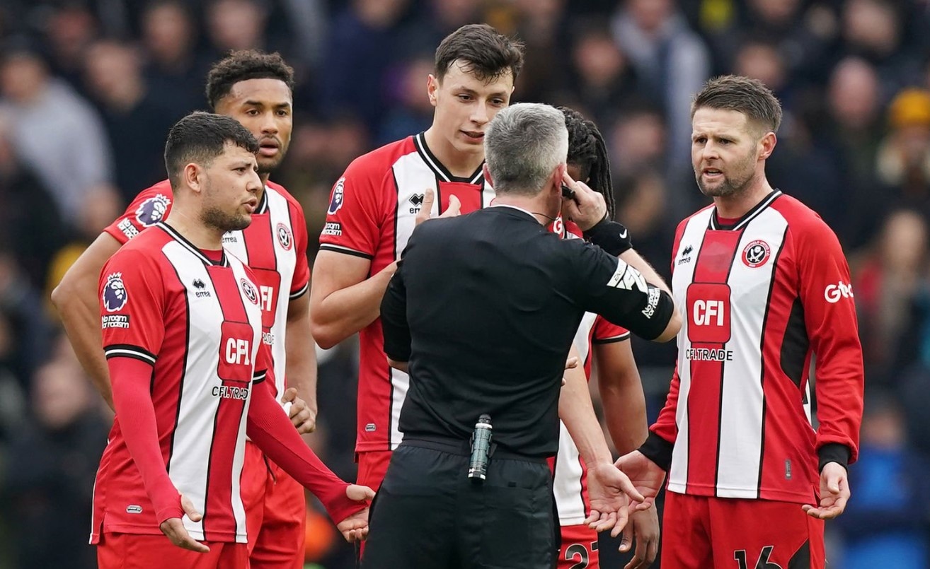 Cau thu Premier League xo xat voi dong doi ngay tren san hinh anh