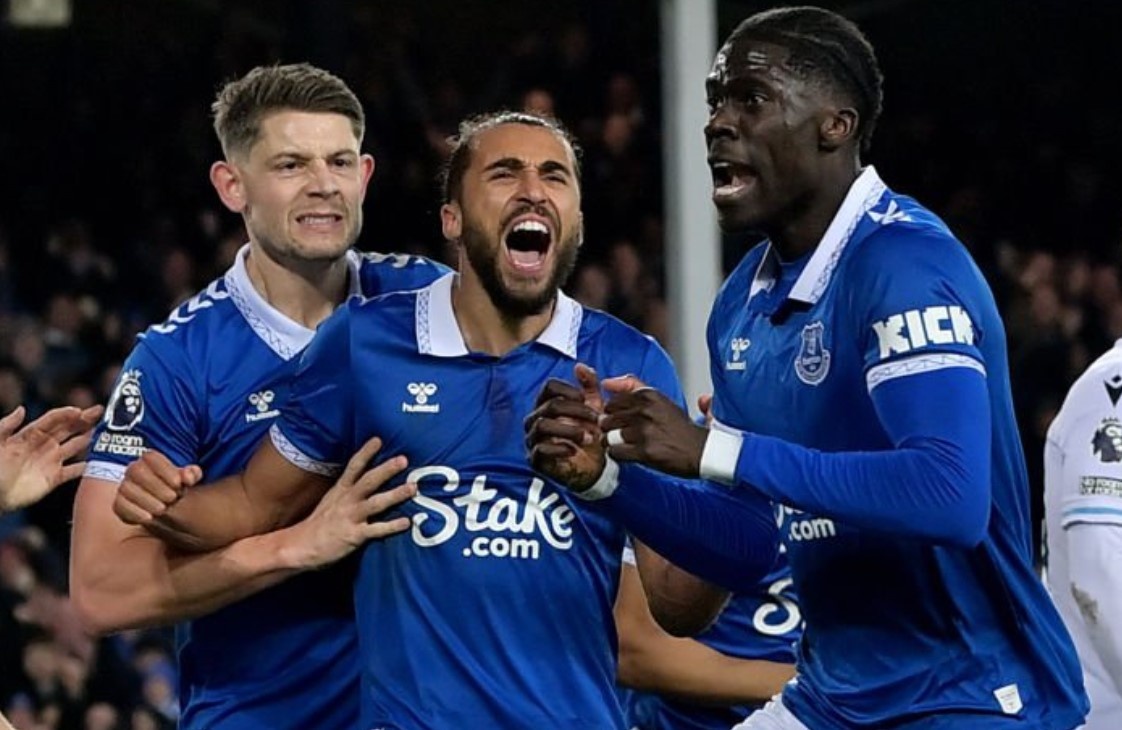 Everton duoc cong 4 diem tai Premier League hinh anh