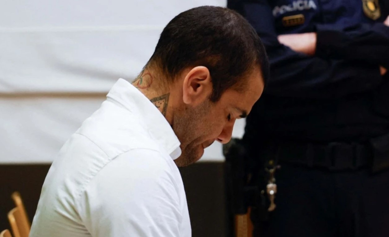 Dani Alves chiu them cu soc hinh anh