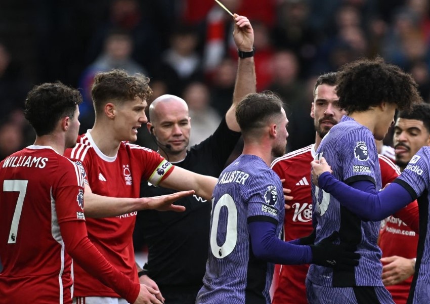 Trong tai Premier League gay phan no hinh anh