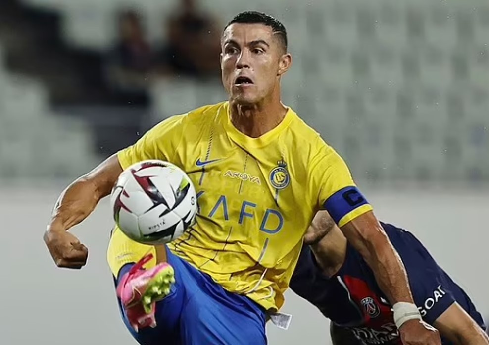 Ban gai he lo thoi diem Ronaldo giai nghe hinh anh