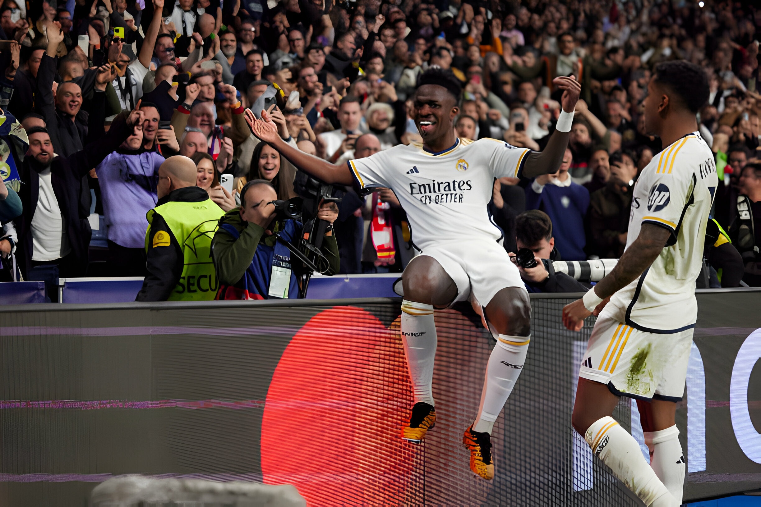 Vinicius tai hien pha an mung cua Ronaldo trong ngay Real vao tu ket hinh anh