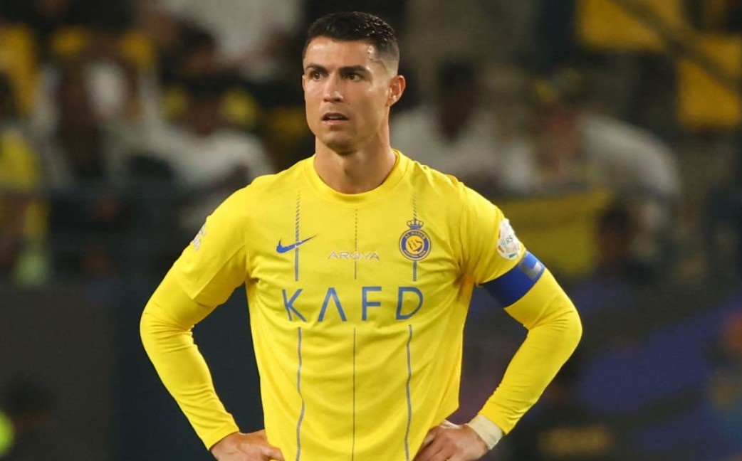 Ronaldo lai gay 'bao' tren mang xa hoi hinh anh