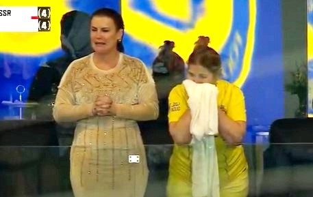 Me va chi gai Ronaldo bat khoc hinh anh