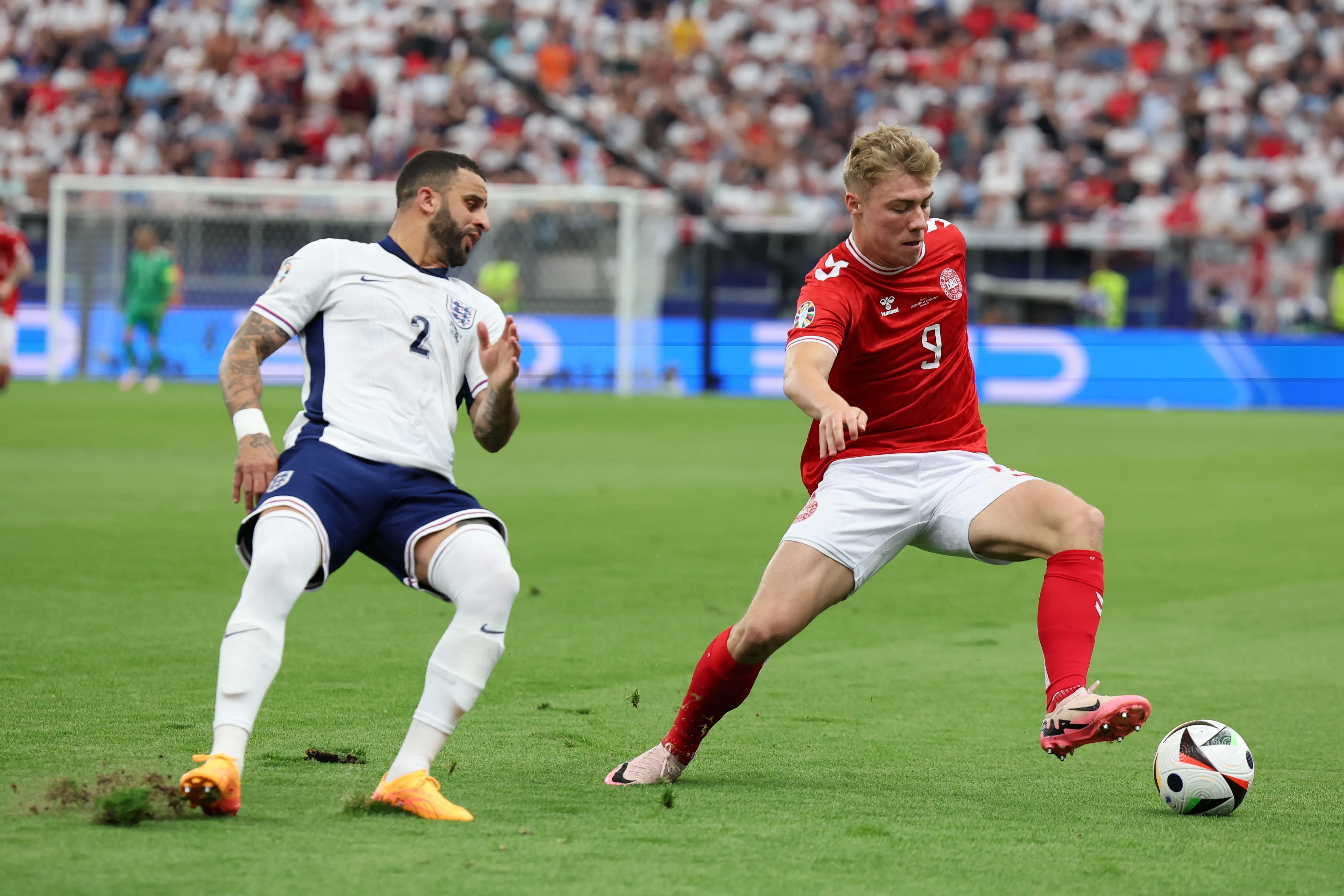 Mat san tran Anh gap Dan Mach gay chu y hinh anh