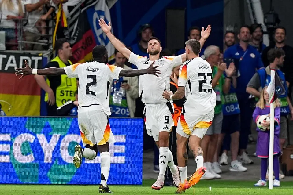 Duc,  Thuy Si,  Italy,  Dan Mach anh 3