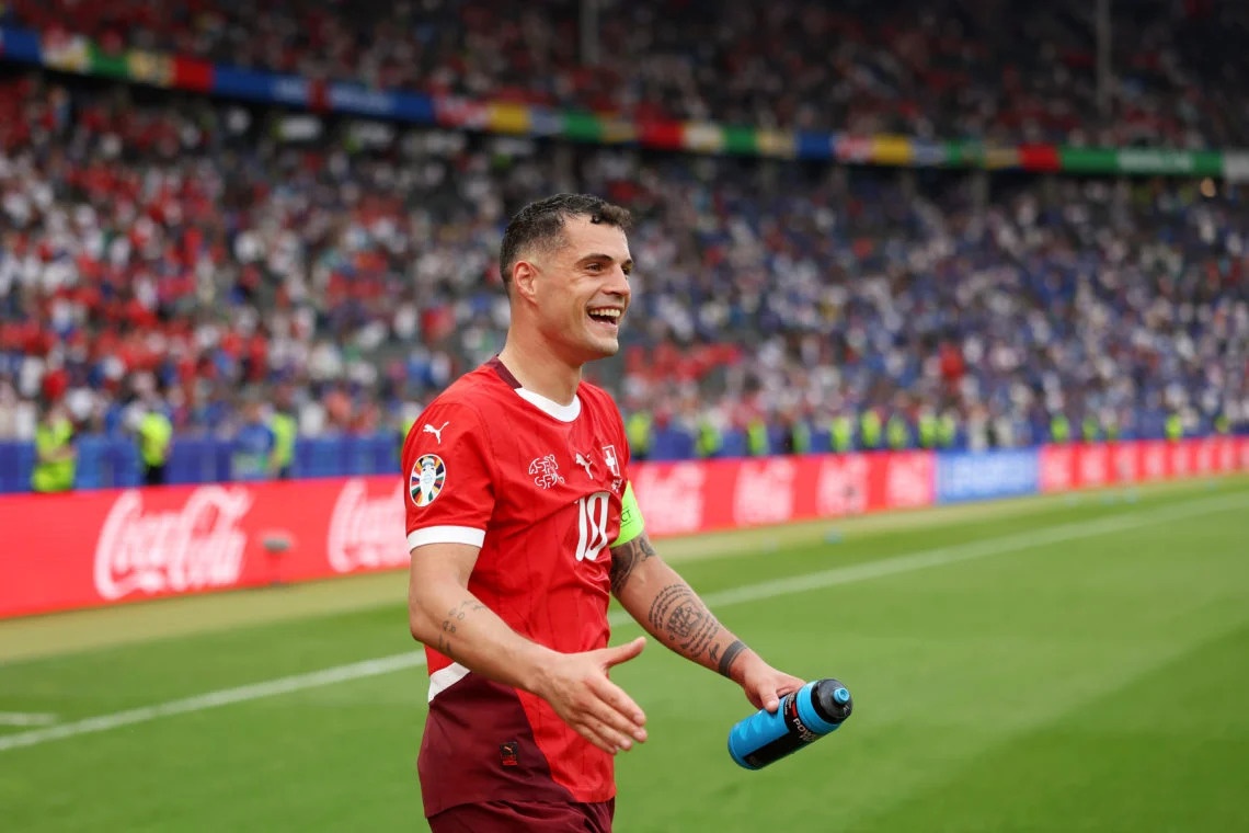 Cu loi nguoc dong ngoan muc cua Xhaka hinh anh