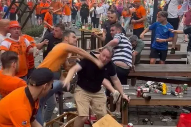 CDV Anh va Ha Lan au da truoc tran ban ket hinh anh