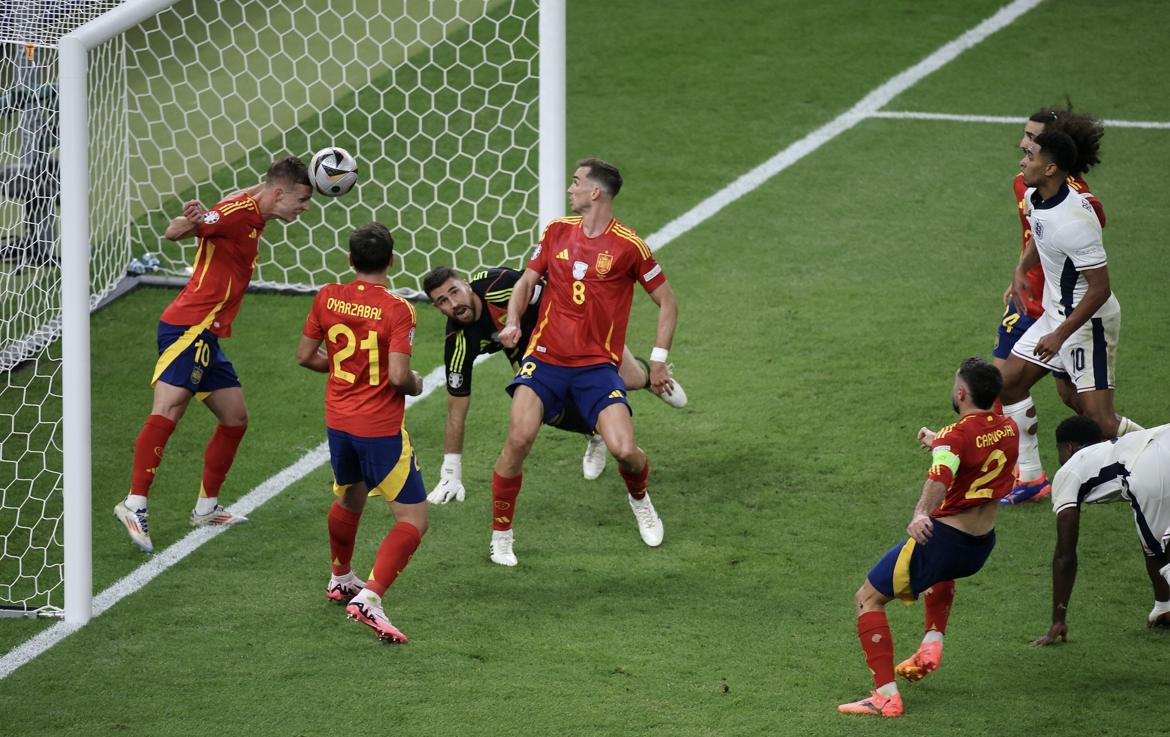 Cu pha bong tren vach voi cua Olmo noi len tat ca ve Tay Ban Nha hinh anh