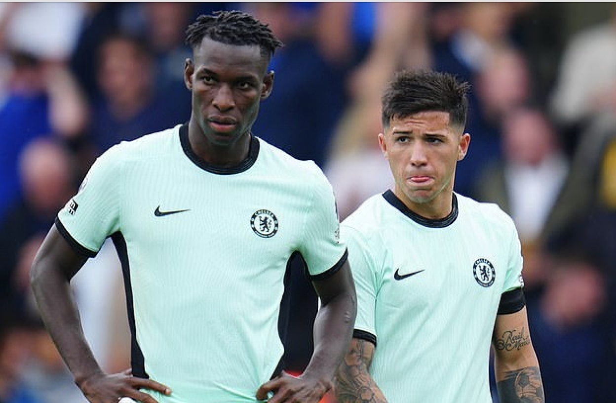 Cau thu Chelsea dau tien benh vuc Enzo Fernandez hinh anh