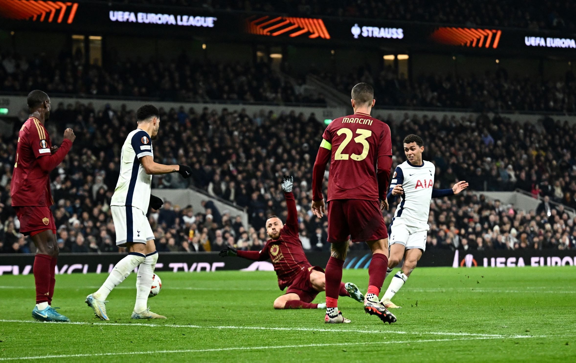 Tottenham dau Roma anh 5