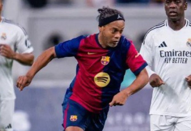 Ronaldinho lap sieu pham da phat hinh anh