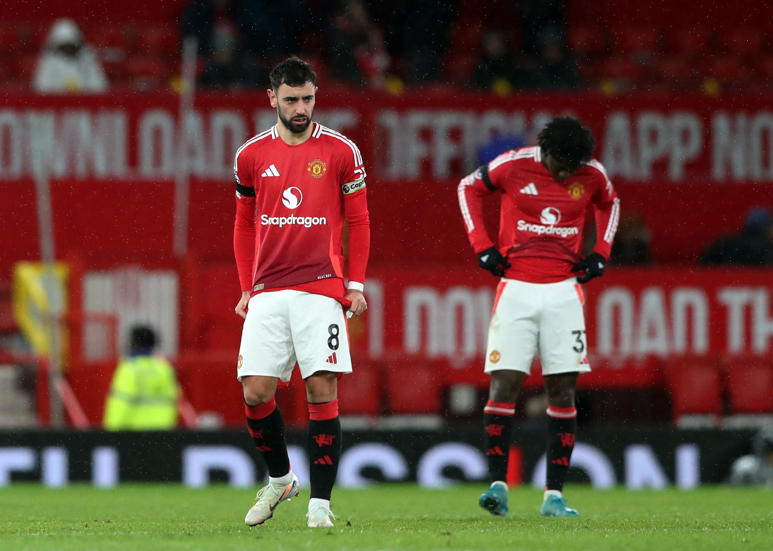 Hang thu tham hoa khien MU guc nga tai Old Trafford hinh anh