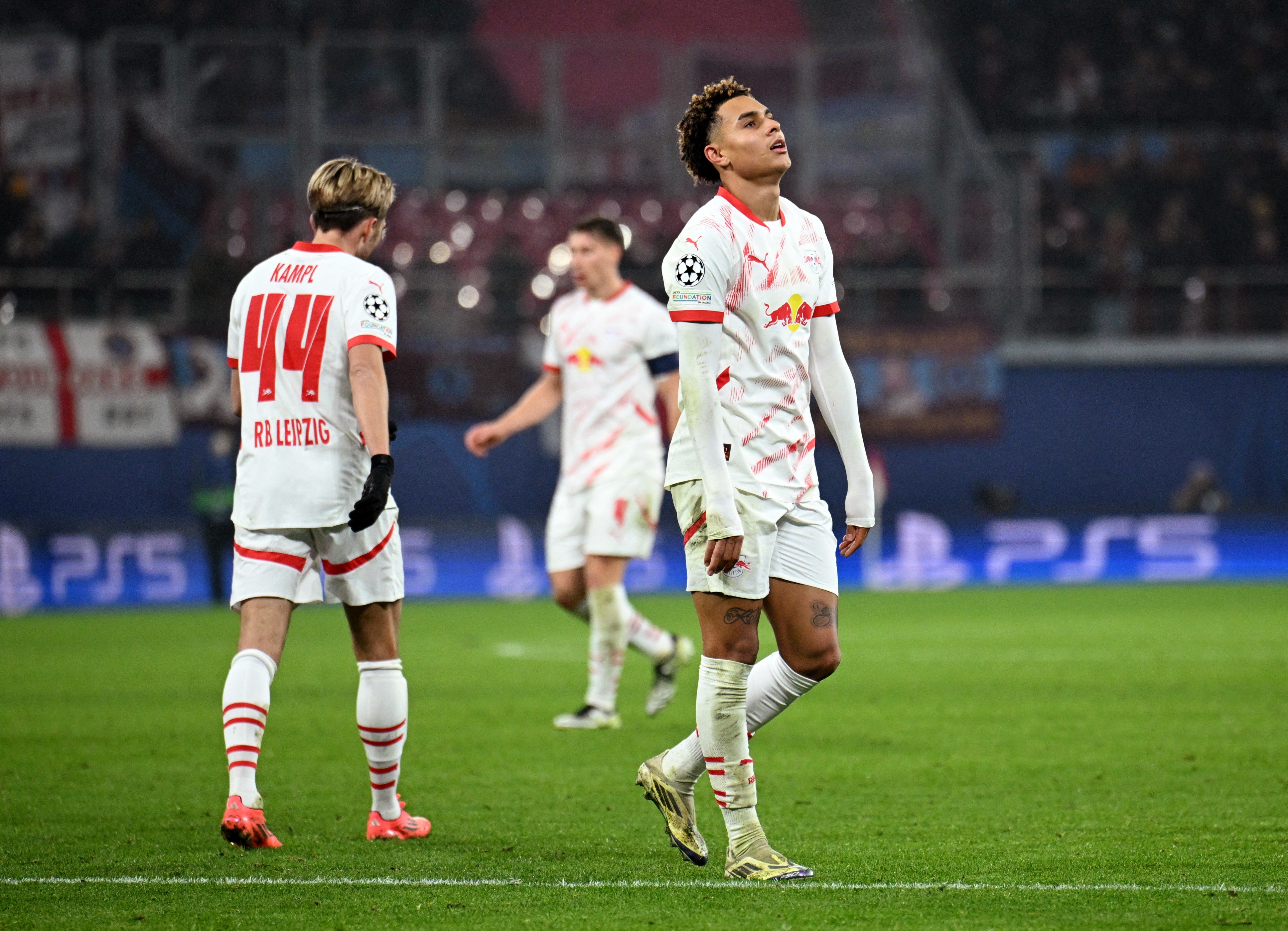 Doi dau tien bi loai khoi Champions League hinh anh