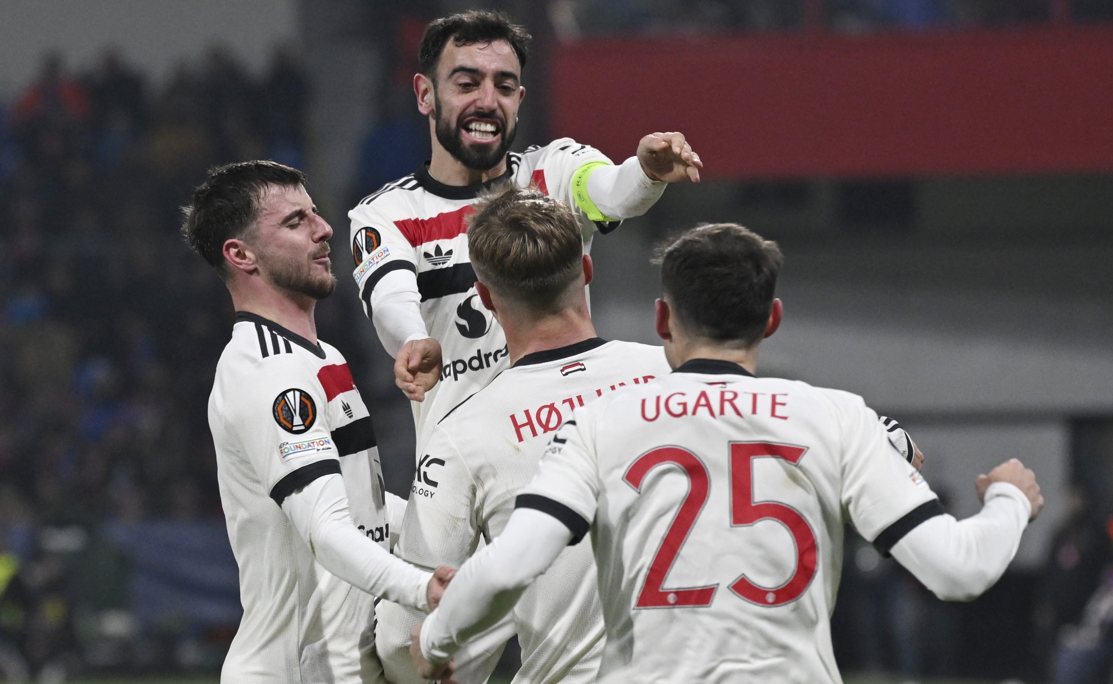 Hojlund toa sang giup MU loi nguoc dong tai Europa League hinh anh