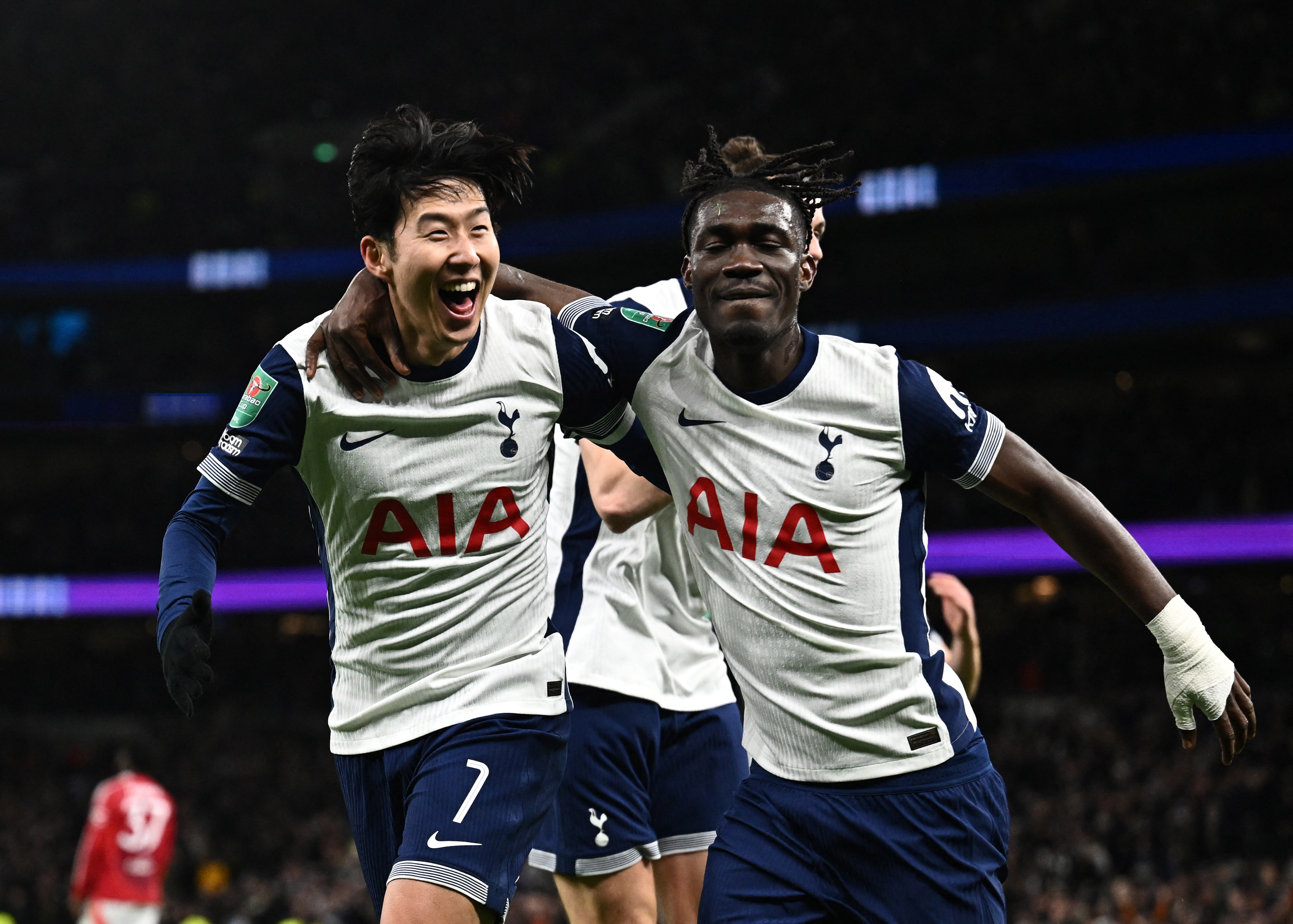 Son Heung-min tien MU roi Carabao Cup bang sieu pham tu cham phat goc hinh anh