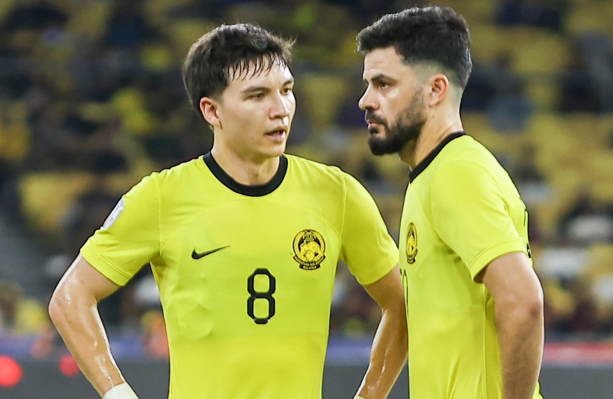 Cau thu Malaysia that vong sau khi bi loai hinh anh