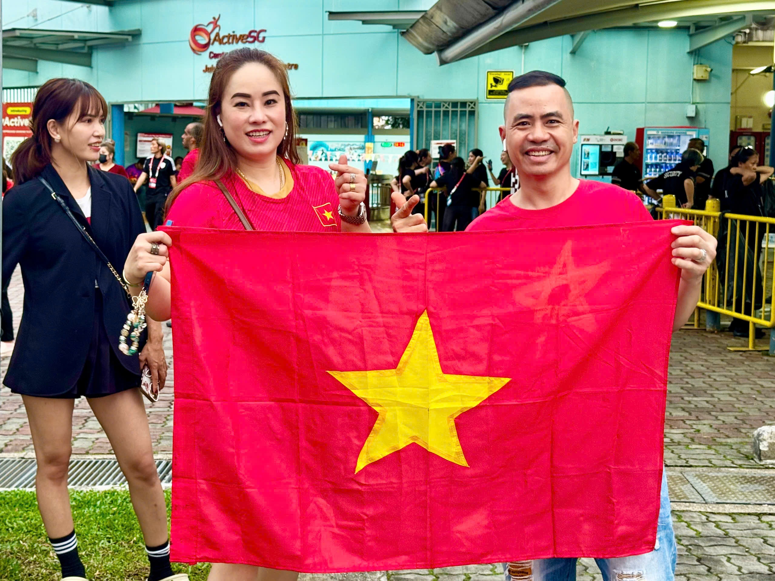 Viet Nam dau Singapore anh 2