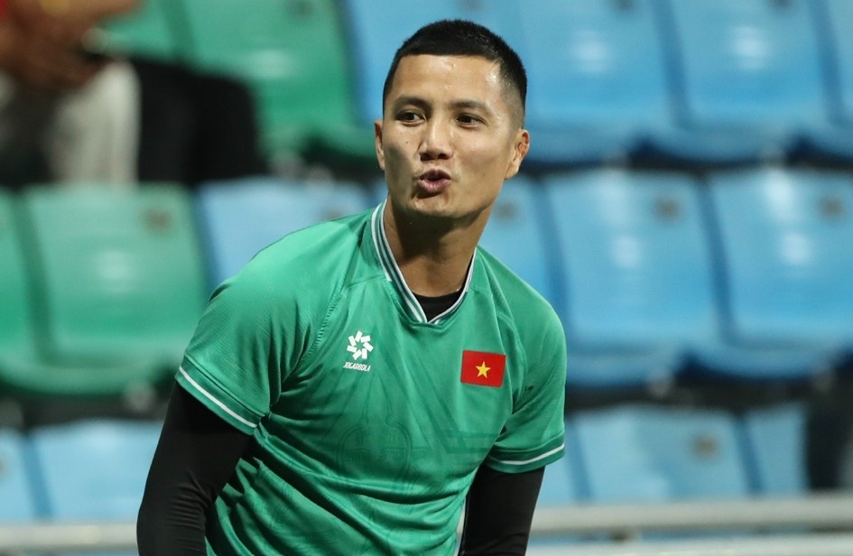 Dinh Trieu rang ro khi duoc bat chinh o ban ket ASEAN Cup hinh anh