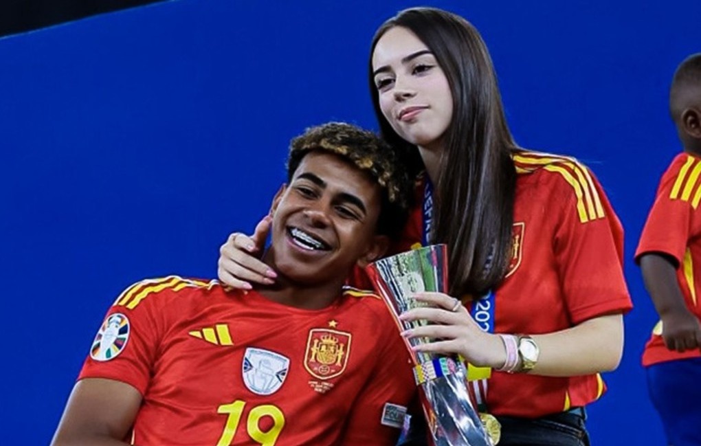 Yamal quay lai voi ban gai cu hinh anh