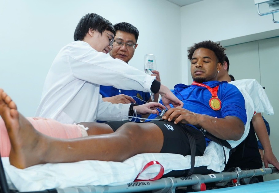 Xuan Son duoc phau thuat thanh cong hinh anh