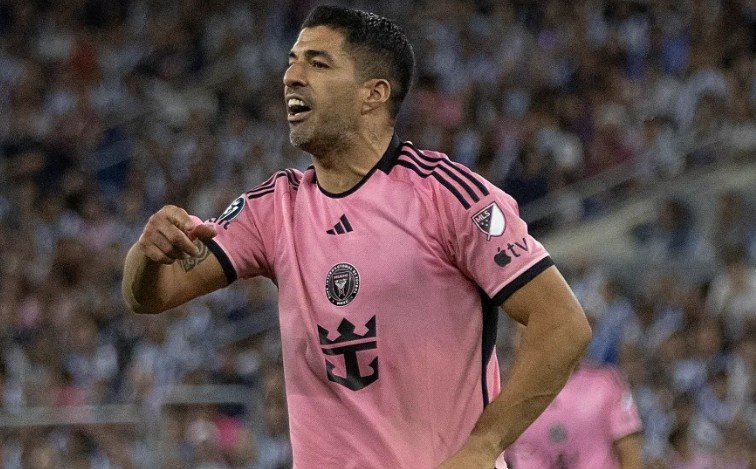 Luis Suarez cuu nguoi dan ong tu tu hinh anh