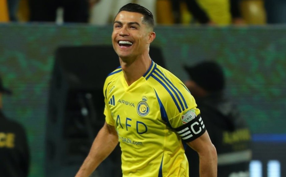 Ronaldo tao cot moc khong tuong hinh anh