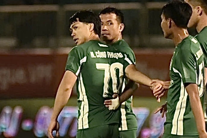 Cong Phuong ghi ban trong ngay gap lai HAGL hinh anh