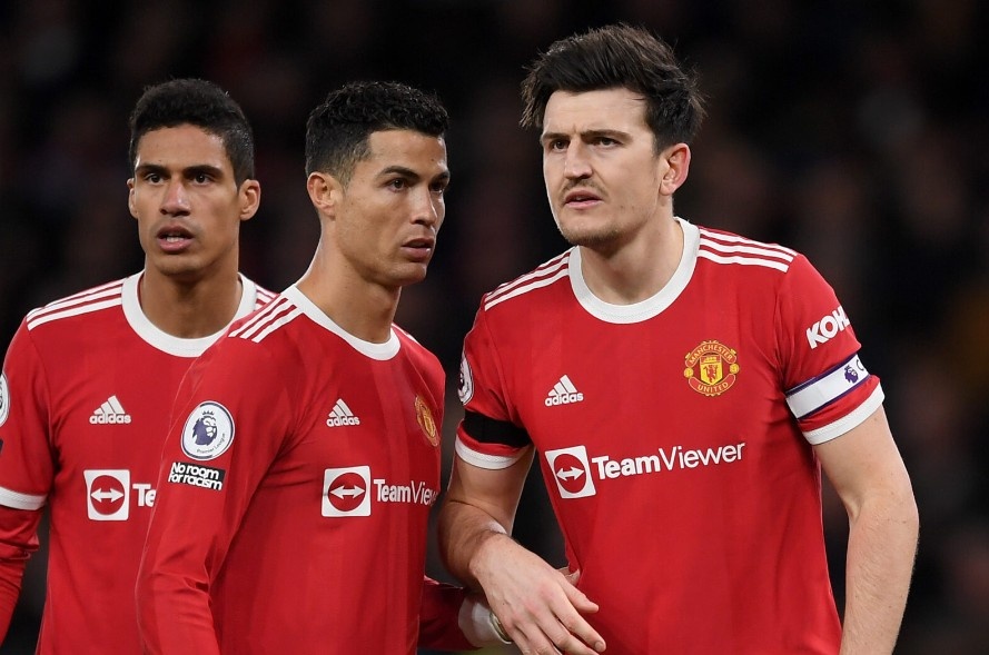 Ronaldo xem thuong Maguire hinh anh