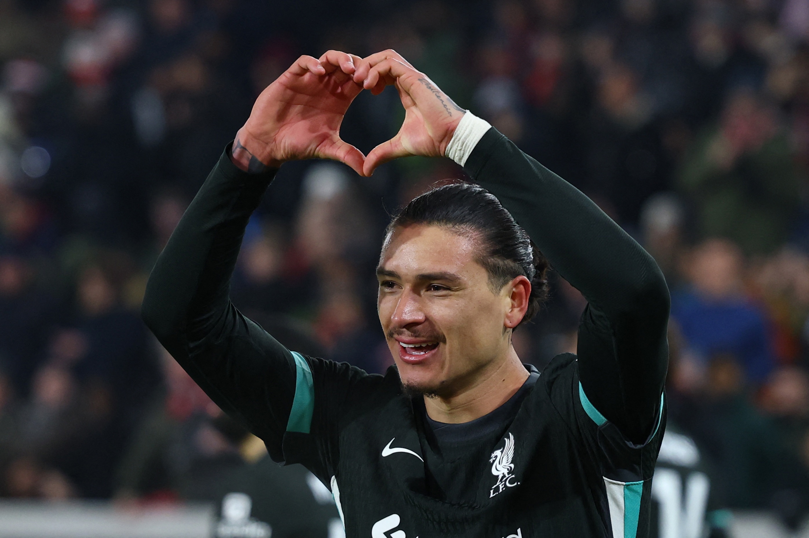 Nunez ruc sang trong tran cau 'dien ro' hinh anh