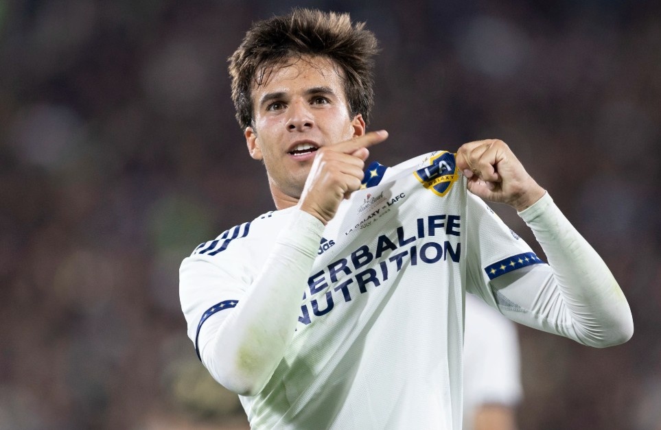 Cuu sao Barca bi teo chan hinh anh