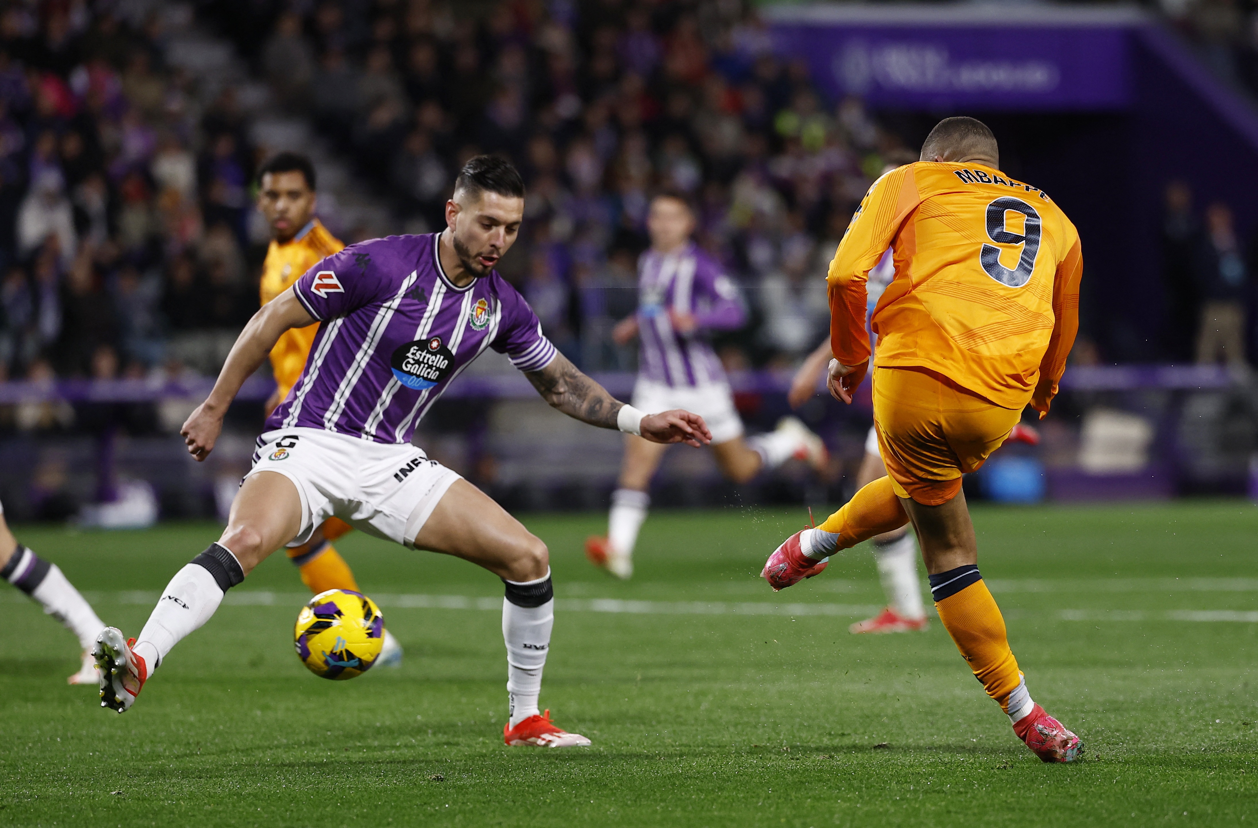 Mbappe lap hat-trick anh 3