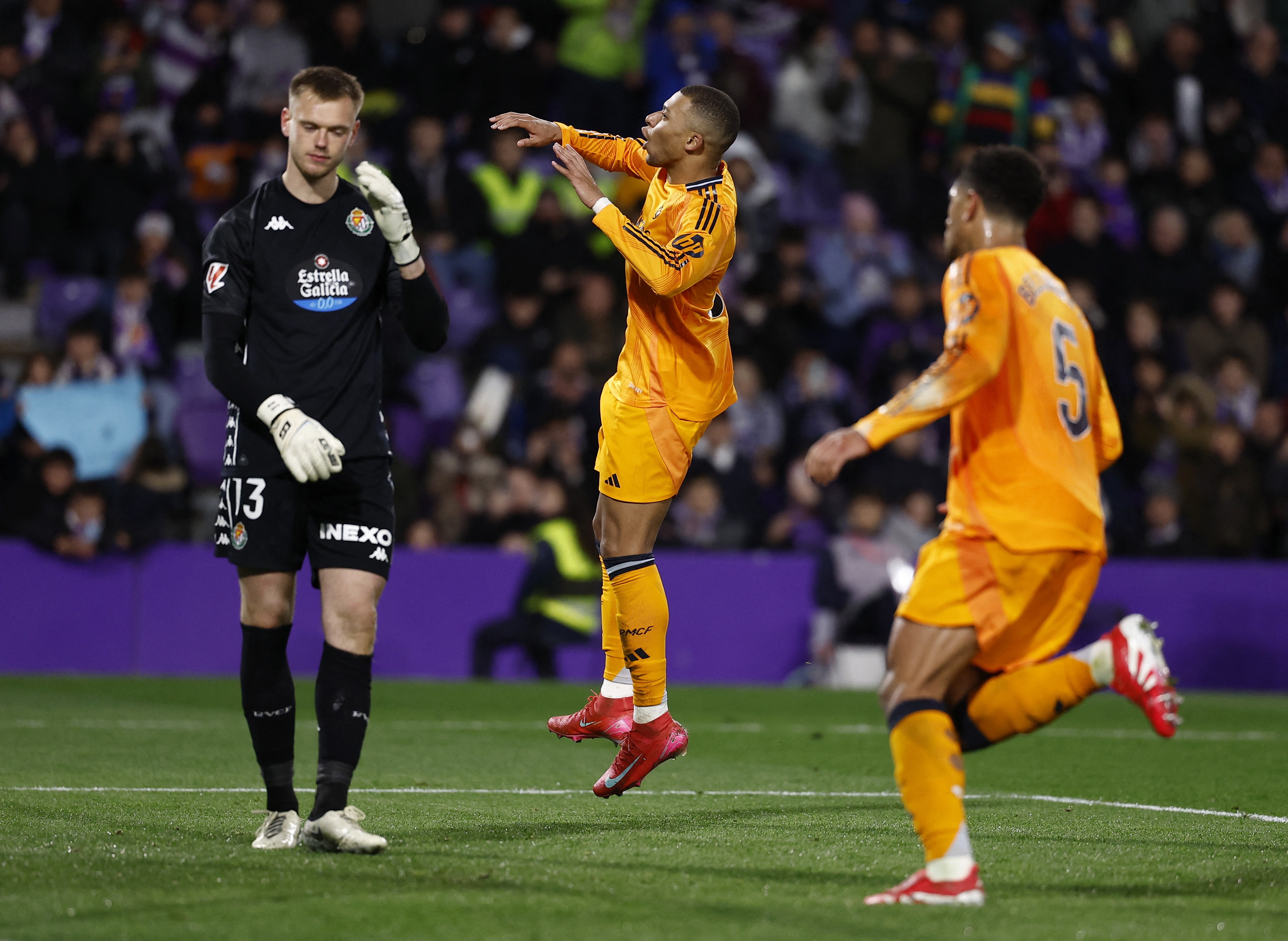 Mbappe lap hat-trick anh 4