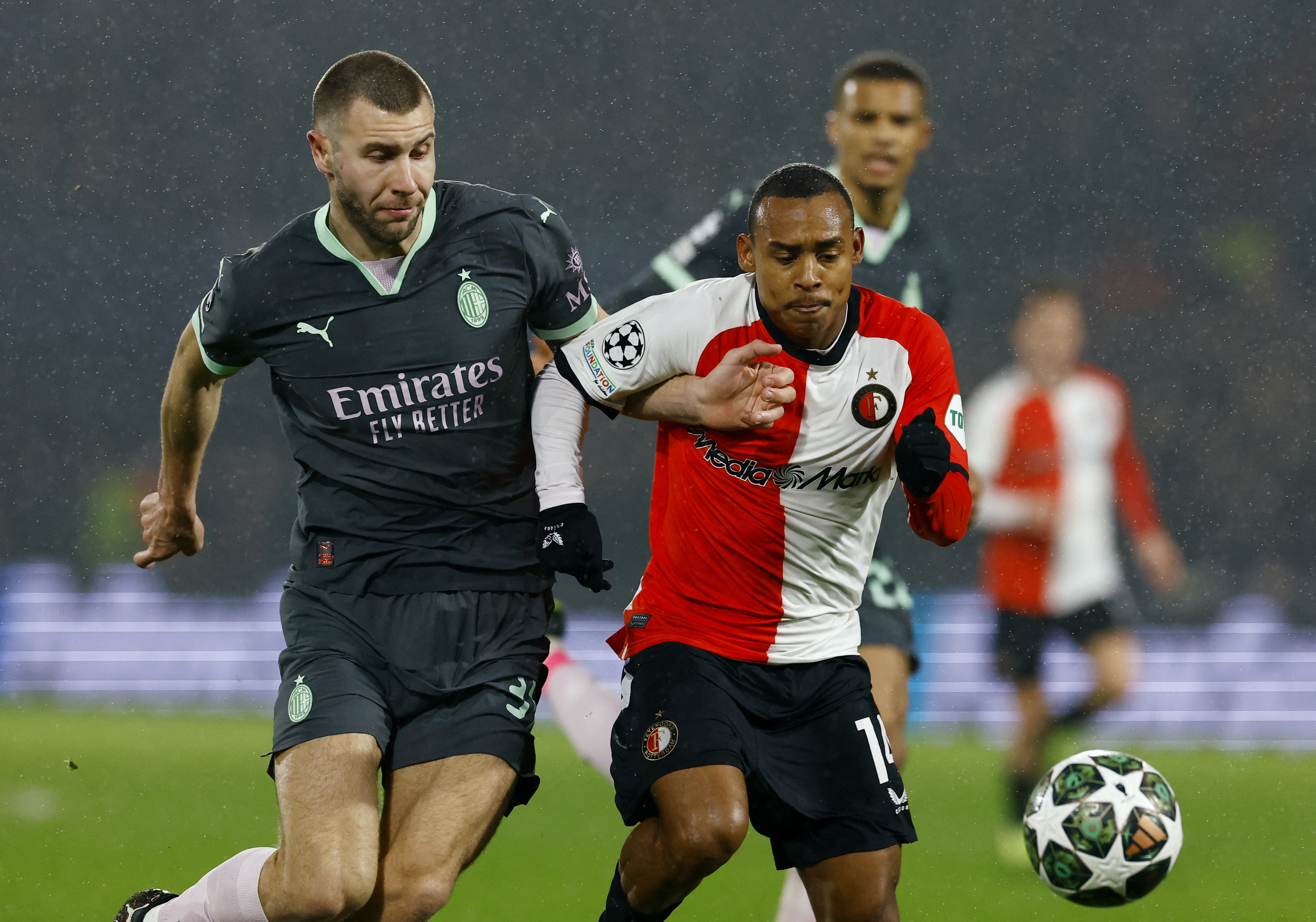 Bat ngo tai Champions League hinh anh