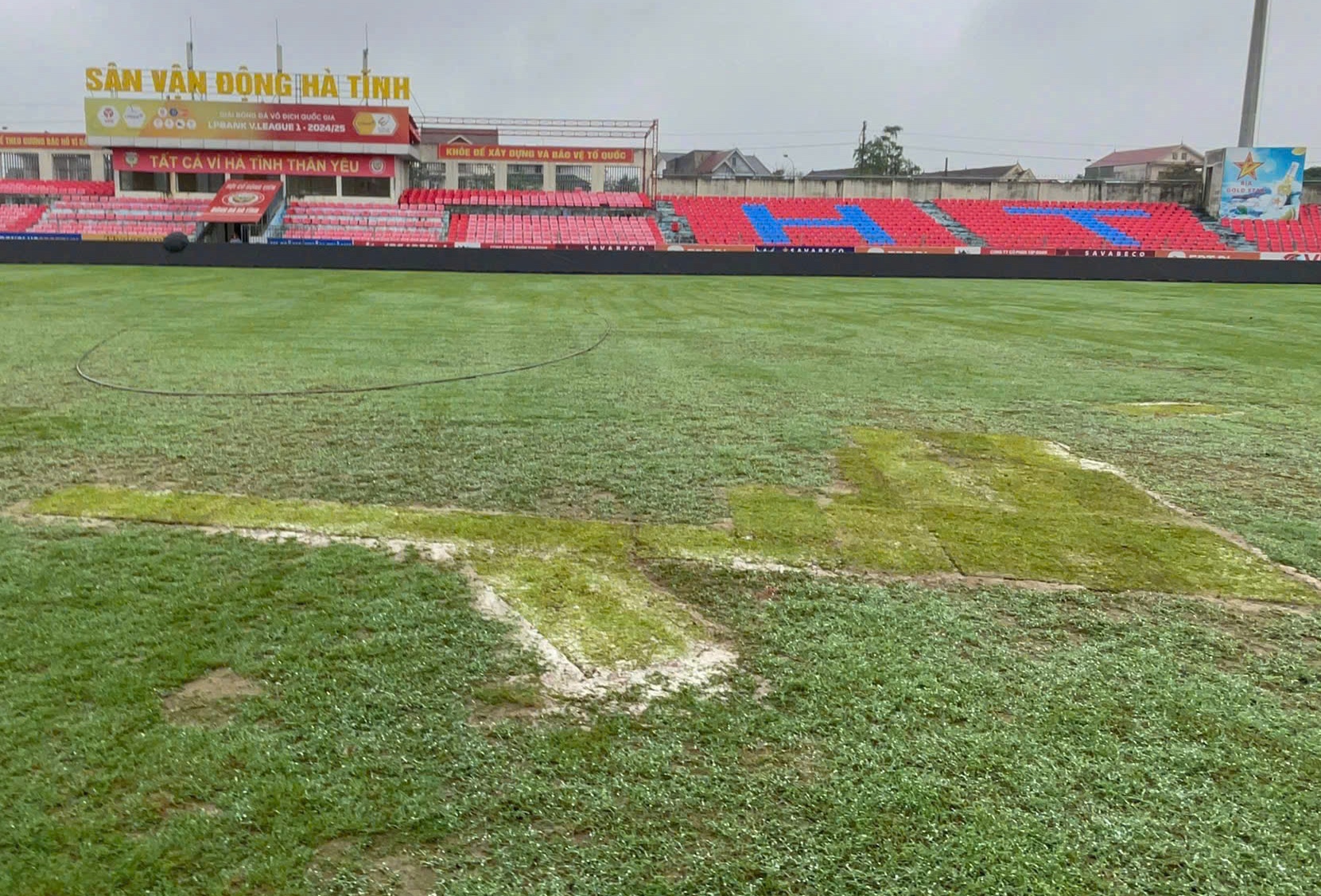 Ha Tinh dap co san golf len van khong du chuan thi dau hinh anh