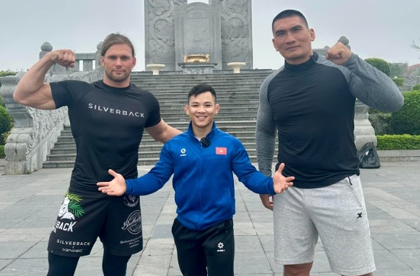 Ha Van Hieu doi dau 'Than sam' Zakhar hinh anh