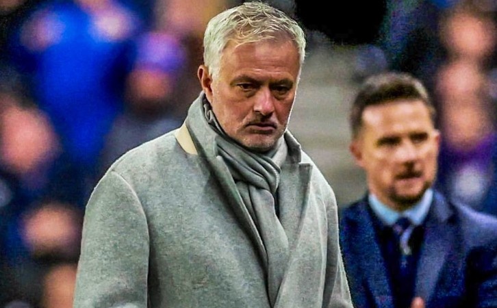 Mourinho cung hoc tro bi loai cay dang hinh anh