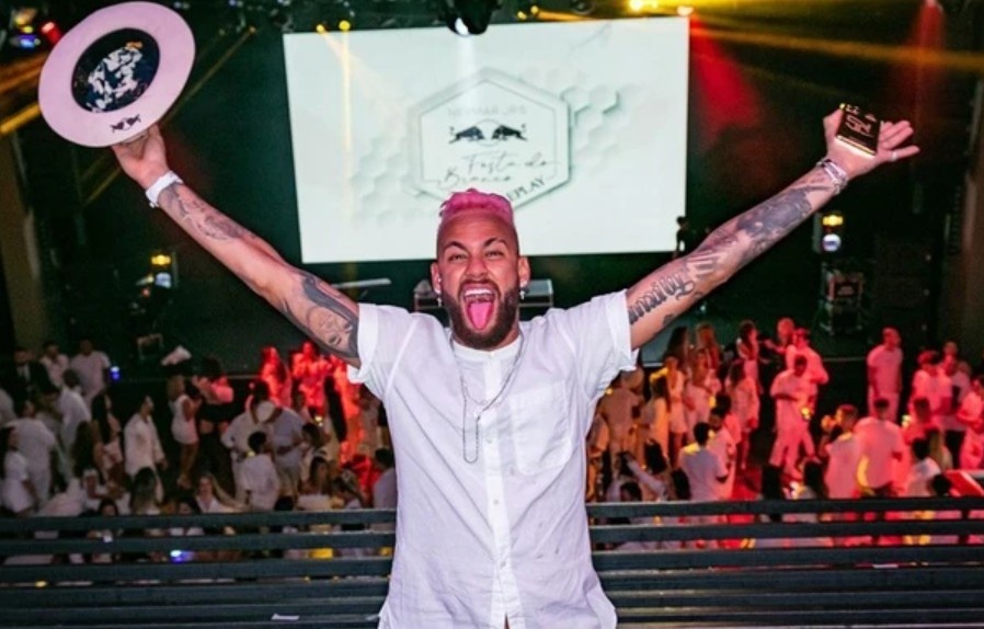 Neymar an choi trac tang sau khi chan thuong hinh anh