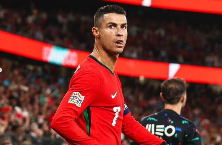 Ronaldo dap tra Hojlund hinh anh