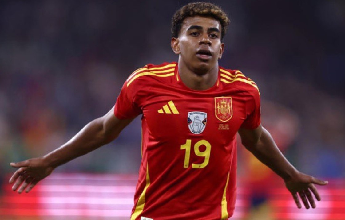 Yamal che nhao Van de Vaart hinh anh