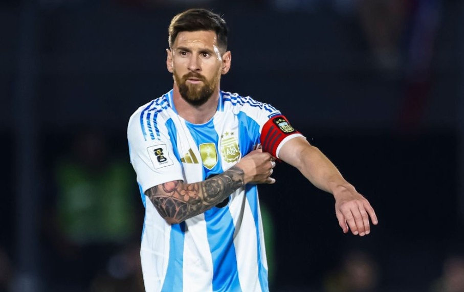 Messi dap tra Raphinha hinh anh